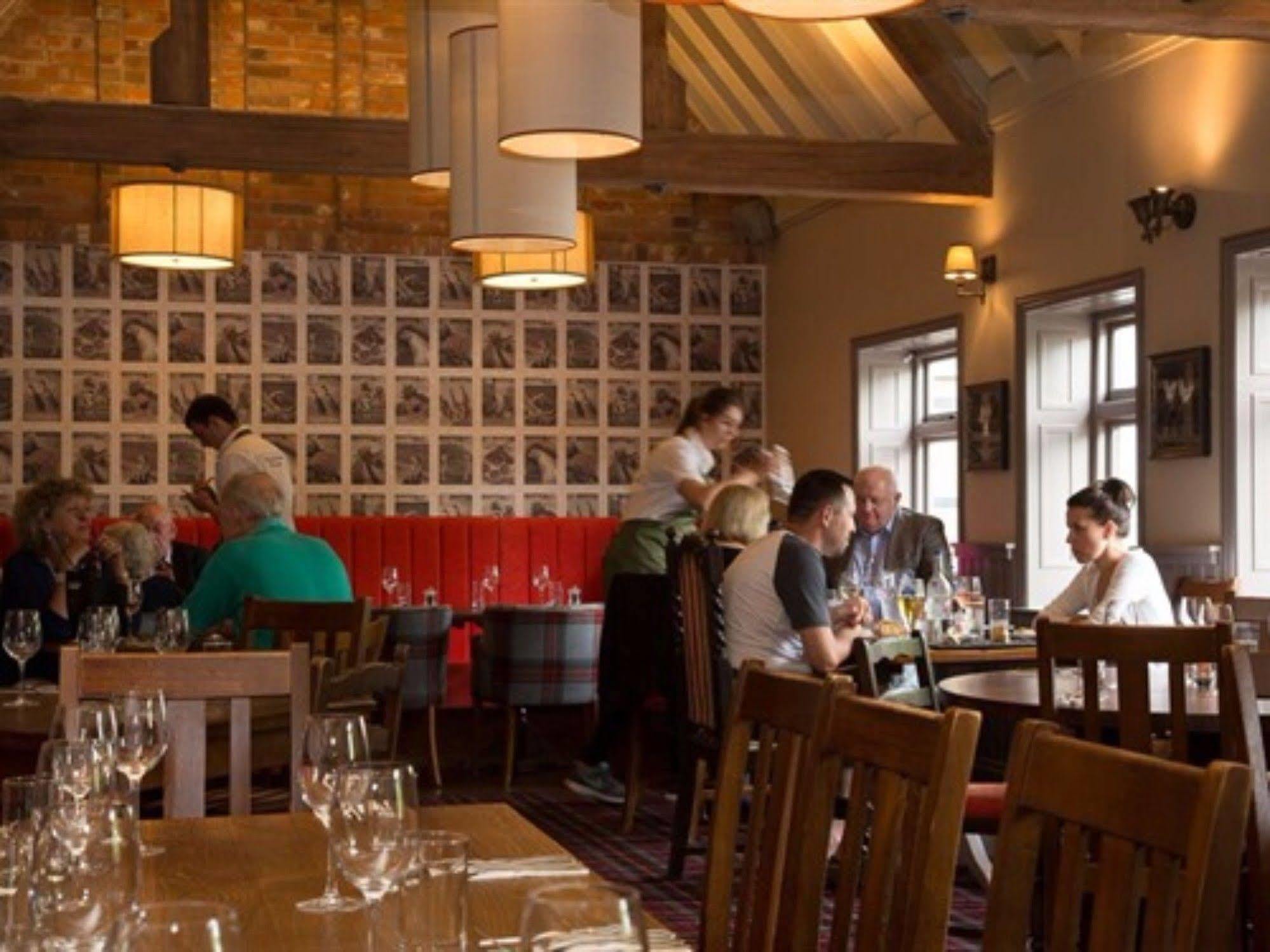 Отель The Carnarvon Arms Ньюбери Экстерьер фото