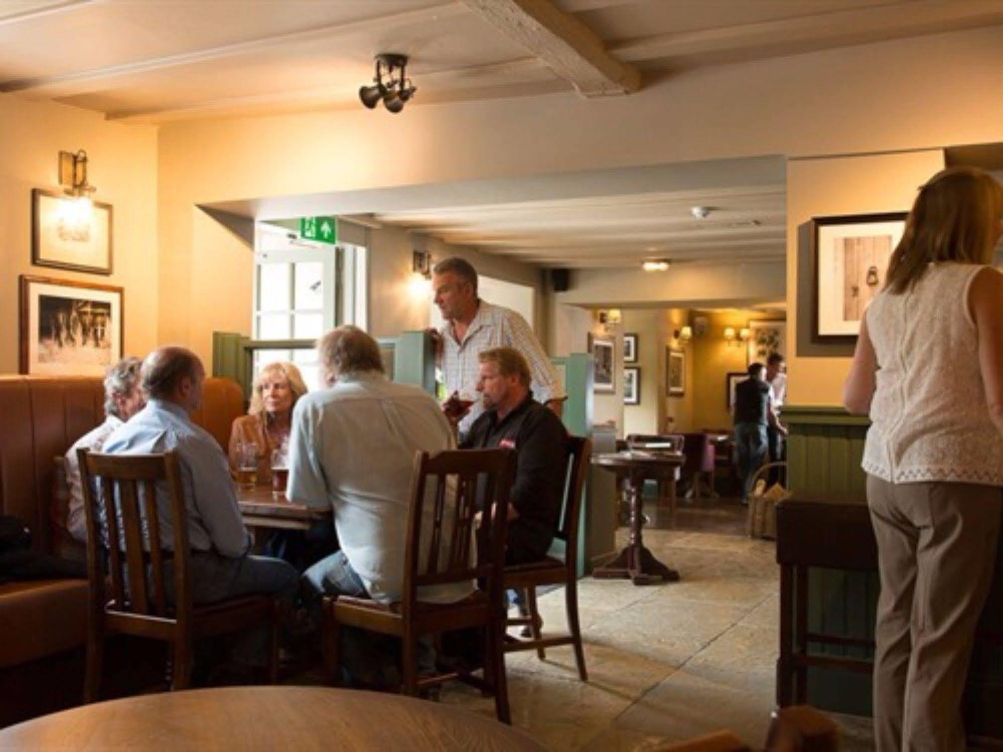 Отель The Carnarvon Arms Ньюбери Экстерьер фото